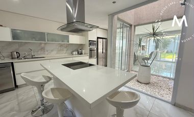 APTO CRÉDITO - Casa en venta de 5 ambientes con quincho, piscina y cochera - Villa Ballester