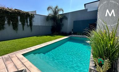 APTO CRÉDITO - Casa en venta de 5 ambientes con quincho, piscina y cochera - Villa Ballester
