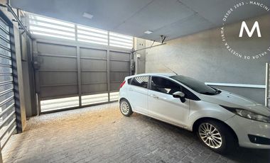 APTO CRÉDITO - Casa en venta de 5 ambientes con quincho, piscina y cochera - Villa Ballester