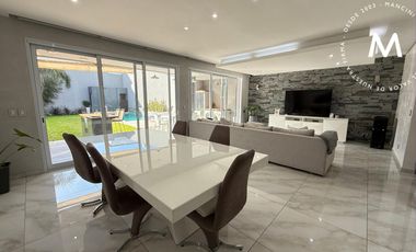 APTO CRÉDITO - Casa en venta de 5 ambientes con quincho, piscina y cochera - Villa Ballester