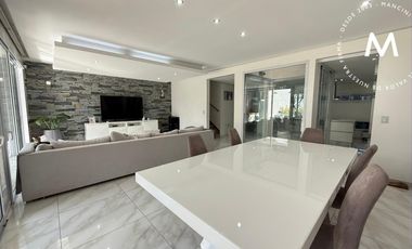 APTO CRÉDITO - Casa en venta de 5 ambientes con quincho, piscina y cochera - Villa Ballester