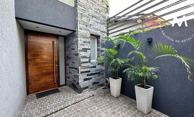 APTO CRÉDITO - Casa en venta de 5 ambientes con quincho, piscina y cochera - Villa Ballester