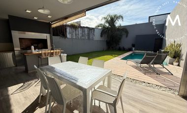 APTO CRÉDITO - Casa en venta de 5 ambientes con quincho, piscina y cochera - Villa Ballester