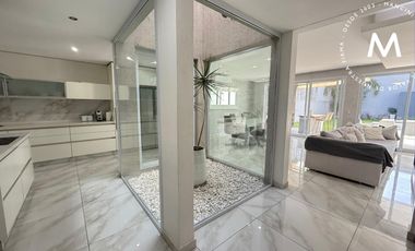 APTO CRÉDITO - Casa en venta de 5 ambientes con quincho, piscina y cochera - Villa Ballester