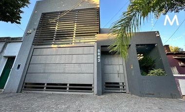 APTO CRÉDITO - Casa en venta de 5 ambientes con quincho, piscina y cochera - Villa Ballester