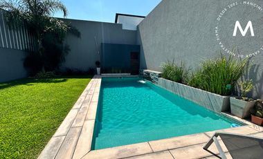 APTO CRÉDITO - Casa en venta de 5 ambientes con quincho, piscina y cochera - Villa Ballester