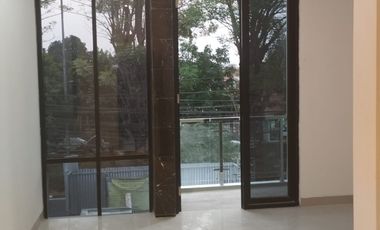 JUAL RUMAH 3 LANTAI jln KRAN V no 85 aman, nyaman bisa di pakai USAHA.