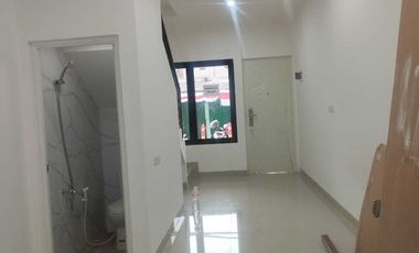 JUAL RUMAH 3 LANTAI jln KRAN V no 85 aman, nyaman bisa di pakai USAHA.