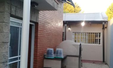 Casa en venta - 3 Dormitorios 2 Baños - Cocheras - 415Mts2 - Glew, Almirante Brown