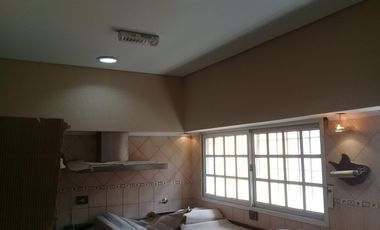 Casa en venta - 3 Dormitorios 2 Baños - Cocheras - 415Mts2 - Glew, Almirante Brown