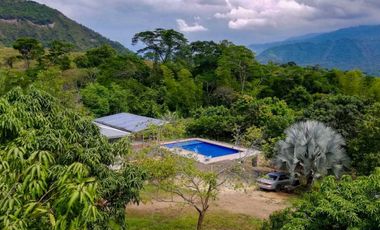 En Venta linda finca con piscina en Anapoima.