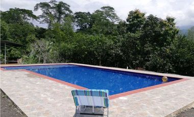 En Venta linda finca con piscina en Anapoima.