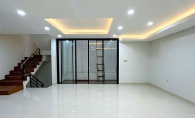 Brand new modern townhouse selangkah ke tol andara