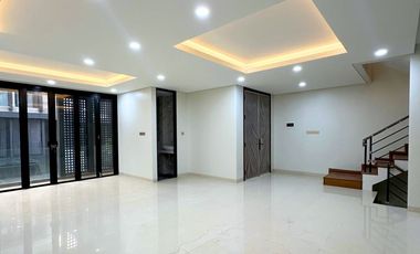 Brand new modern townhouse selangkah ke tol andara