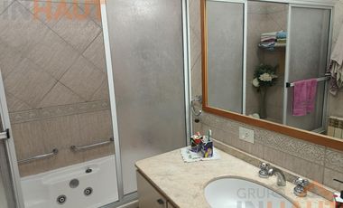 Venta Departamento 3 habitaciones + dos cocheras y bauleras sarmiento al 200