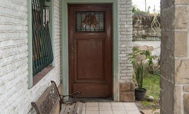 Espectacular casa de 6 ambientes en dos plantas