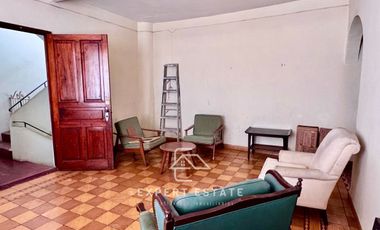 Edificio venta CENTRO - Locales en PB y 2 deptos en PA / Premises on GF + 2 apts