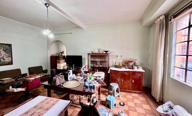 Edificio venta CENTRO - Locales en PB y 2 deptos en PA / Premises on GF + 2 apts