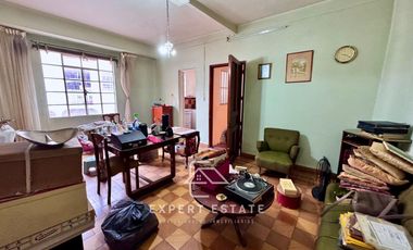 Edificio venta CENTRO - Locales en PB y 2 deptos en PA / Premises on GF + 2 apts