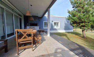 Casa en Costa Esmeralda - Barrio golf II