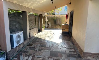 Casa en  Luis Guillon 2 dormitorios y entrada de coche