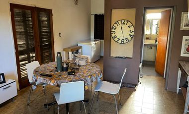 Casa en  Luis Guillon 2 dormitorios y entrada de coche