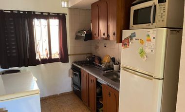 Casa en  Luis Guillon 2 dormitorios y entrada de coche