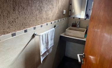 Casa en  Luis Guillon 2 dormitorios y entrada de coche