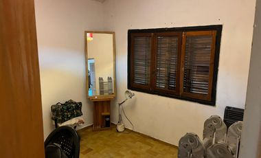 Casa en  Luis Guillon 2 dormitorios y entrada de coche