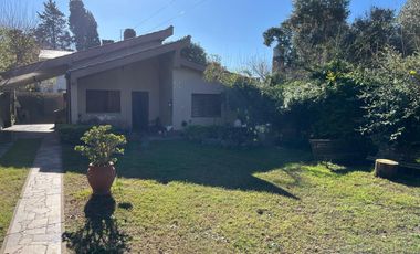 Casa en  Luis Guillon 2 dormitorios y entrada de coche