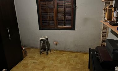 Casa en  Luis Guillon 2 dormitorios y entrada de coche