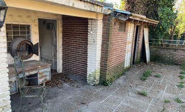 Terreno en  Luis guillon con piscina y quincho