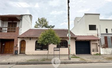 Casa en Venta de 2 dorm. amplio parque, quincho con parrilla y cochera para 6 autos. Centro Zárate