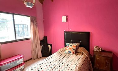 Casa en Venta de 2 dorm. amplio parque, quincho con parrilla y cochera para 6 autos. Centro Zárate