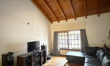 Casa en Venta de 2 dorm. amplio parque, quincho con parrilla y cochera para 6 autos. Centro Zárate