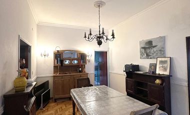 Casa en Venta de 2 dorm. amplio parque, quincho con parrilla y cochera para 6 autos. Centro Zárate