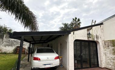 Casa en Venta de 2 dorm. amplio parque, quincho con parrilla y cochera para 6 autos. Centro Zárate