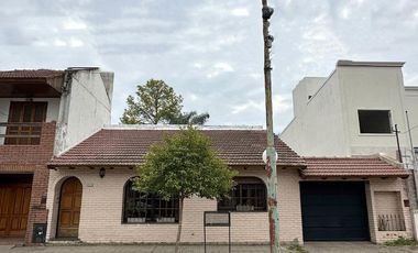 Casa en Venta de 2 dorm. amplio parque, quincho con parrilla y cochera para 6 autos. Centro Zárate