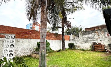 Casa en Venta de 2 dorm. amplio parque, quincho con parrilla y cochera para 6 autos. Centro Zárate