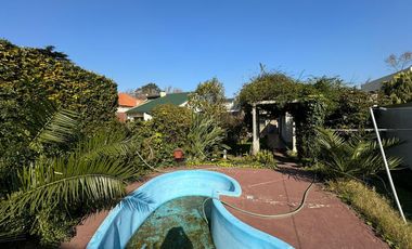 Venta. Casa. 5 ambientes. Cochera. Jardín. Quincho. Pileta. Villa Ballester.