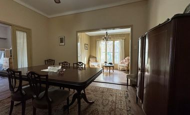 Venta. Casa. 5 ambientes. Cochera. Jardín. Quincho. Pileta. Villa Ballester.