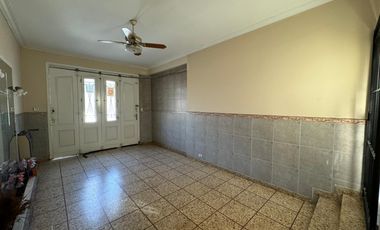 Venta. Casa. 5 ambientes. Cochera. Jardín. Quincho. Pileta. Villa Ballester.