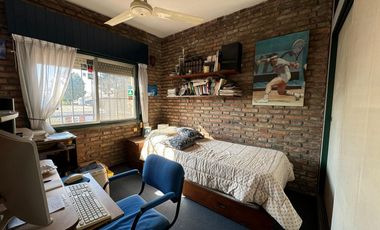 Venta. Casa. 5 ambientes. Cochera. Jardín. Quincho. Pileta. Villa Ballester.