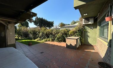 Venta. Casa. 5 ambientes. Cochera. Jardín. Quincho. Pileta. Villa Ballester.