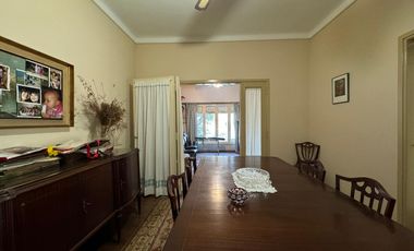 Venta. Casa. 5 ambientes. Cochera. Jardín. Quincho. Pileta. Villa Ballester.