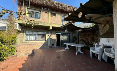 Venta. Casa. 5 ambientes. Cochera. Jardín. Quincho. Pileta. Villa Ballester.