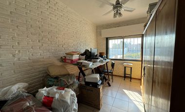 Venta. Casa. 5 ambientes. Cochera. Jardín. Quincho. Pileta. Villa Ballester.