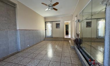 Venta. Casa. 5 ambientes. Cochera. Jardín. Quincho. Pileta. Villa Ballester.
