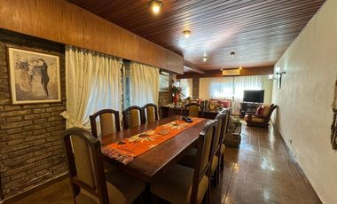 Venta. Casa. 5 ambientes. Cochera. Jardín. Quincho. Pileta. Villa Ballester.