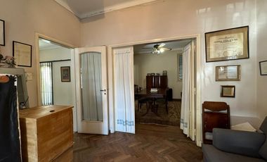 Venta. Casa. 5 ambientes. Cochera. Jardín. Quincho. Pileta. Villa Ballester.